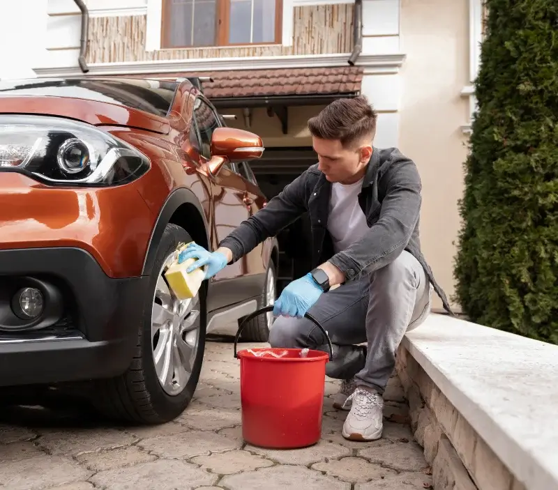 Lavage auto à domicile Plonéour-Lanvern : professionnel intervenant sur un véhicule